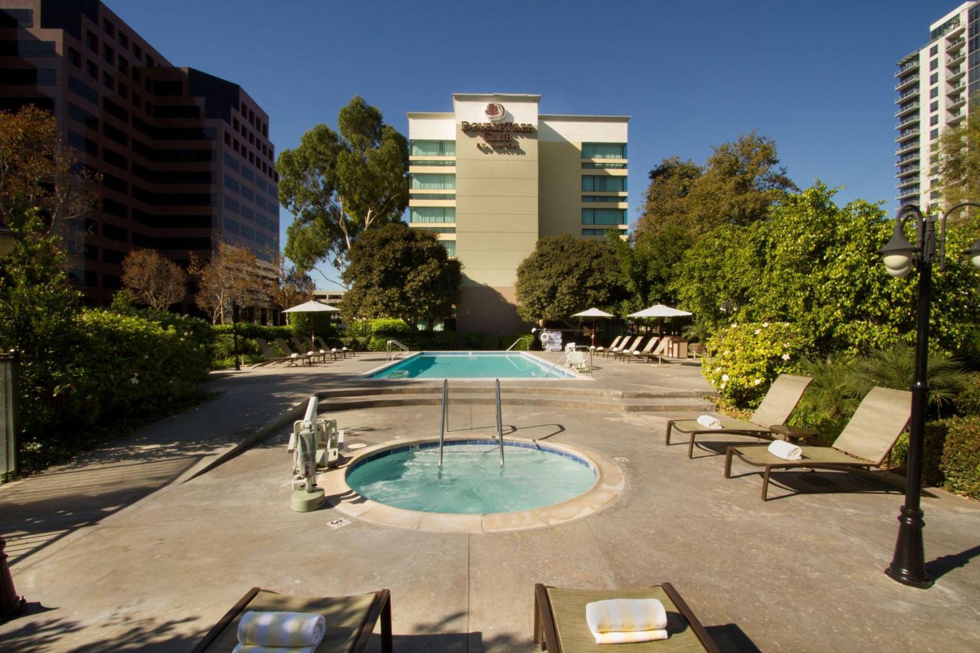Doubletree By Hilton Orange County Airport Hotel Санта Ана Екстериор снимка
